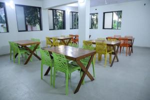 Mokalbaug Beach Resort餐厅或其他用餐的地方