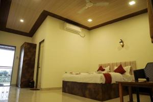 Mokalbaug Beach Resort客房内的一张或多张床位