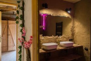 a bathroom with two sinks and a large mirror at Saunowisko w Krągu - Straszydło in Krąg