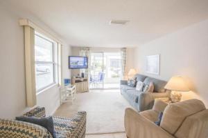 sala de estar con sofá y TV en Villa 55 - Aloha Kai Vacation Villas, en Siesta Key