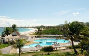 eine Luftansicht eines Resorts mit Strand in der Unterkunft Studio 53 Vue mer Orient Beach in Orient Bay