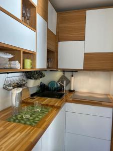 - une cuisine avec un comptoir en bois et des verres dans l'établissement Magnifico studio sul lago Lemano, à Veytaux