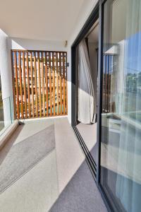 una vista exterior de un balcón con puertas de cristal en OceanBreeze Apartments Mont Choisy, en Mont Choisy