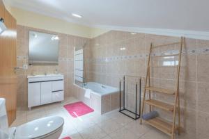 カニコにあるflowers island house 4のトイレ、洗面台、シャワー付きのバスルーム +29枚の写真