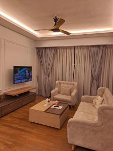 - un salon avec un canapé et une télévision dans l'établissement Anggun Residence KL Malaysia, à Kuala Lumpur