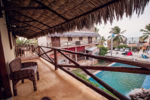 a balcony of a house with a view of the water at Pico dos Piratas in Itarema
