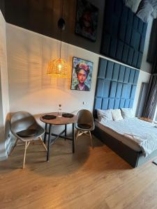um quarto com uma cama, uma mesa e cadeiras em Appartment Pruhonice & terrace em Pruhonice