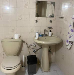 łazienka z toaletą i umywalką w obiekcie Homey Apt. with beautiful view w mieście Amman