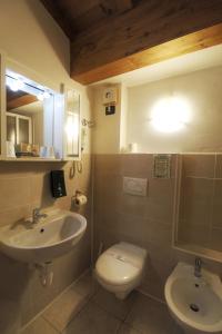 A bathroom at Hotel Avogadro Még 37 kép