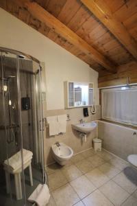 A bathroom at Hotel Avogadro
