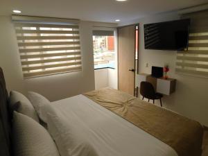 TV a/nebo společenská místnost v ubytování HOTEL MX BOGOTA