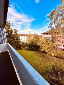 - Vistas al balcón de una casa en Modern City Studio with Balcony, en Zúrich