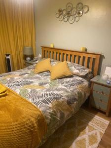 布萊克伍德的住宿－Butterfly House，卧室内的一张带两个枕头的床