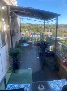 una terraza al aire libre con plantas en el balcón en Butterfly House, en Blackwood