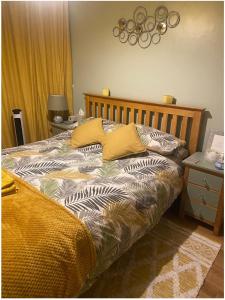 Butterfly House في بلاكوود: سرير عليه وسادتين في غرفة النوم