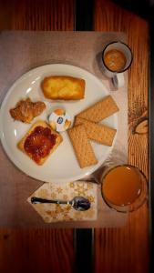 eine Platte mit Käse und Crackern auf dem Tisch in der Unterkunft Casa22 in Abbadia San Salvatore