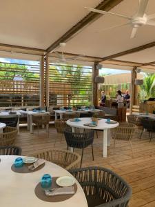 un ristorante con tavoli e sedie e persone sullo sfondo di Cupecoy lagoon duplex a Lowlands