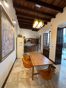 une salle à manger avec une table et des chaises en bois dans l'établissement Casa PALIANI, à Cordoue