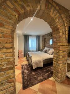 een slaapkamer met een bed in een bakstenen muur bij Altstadt Speyer in Speyer