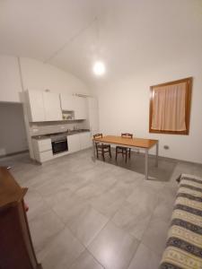 een woonkamer met een tafel en een keuken bij casa vacanze cedro in San Lazzaro di Savena