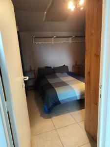 um quarto com uma cama com um edredão listrado em loft appartement met 3 slaapkamers en gratis parking em Ichtegem