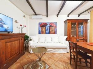 una sala de estar con una cama y una mesa en Sea and Conero view, en Civitanova Marche