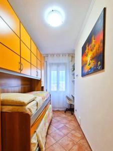 Un dormitorio con dos camas y un cuadro en la pared. en Sea and Conero view, en Civitanova Marche