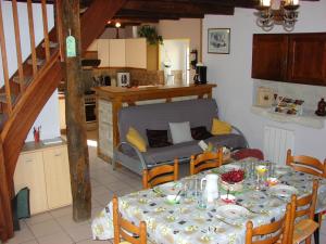 a dining room with a table and a kitchen at La vallée de l'Ouysse in Lacave
