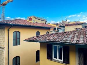 une maison jaune avec un toit en tuiles rouges dans l'établissement Spada Apartment, à Florence