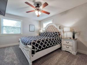sypialnia z łóżkiem i wentylatorem sufitowym w obiekcie Amazing Locale 2KingBR 1BTH w mieście Kansas City