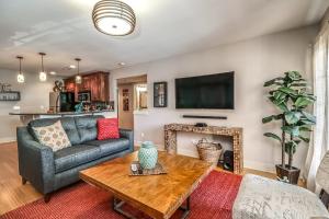 a living room with a couch and a table at Amazing Locale 2KingBR 1BTH in Kansas City