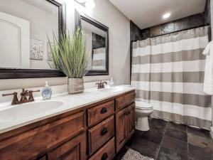 カンザスシティにあるAmazing Locale 2KingBR 1BTHの洗面台とトイレ付きのバスルーム +32枚の写真