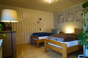 sypialnia z 2 łóżkami i lampką w obiekcie Gemütliche Wohnung mit Neckarblick w mieście Eberbach