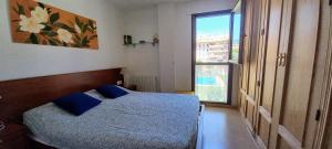 Ένα ή περισσότερα κρεβάτια σε δωμάτιο στο Apartamentos Pilartxo Jaca 3000 +24 φωτογραφίες