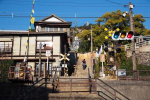 尾道市にあるせとうち 湊のやどの駅前信号
