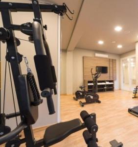um quarto com um ginásio com máquinas de andar em Hotel Laghetto Stilo Borges apt 318 em Gramado