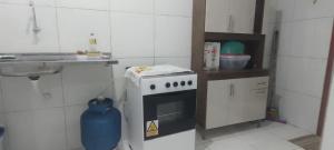 Virtuvė arba virtuvėlė apgyvendinimo įstaigoje Chalé Encanto do Mar 1