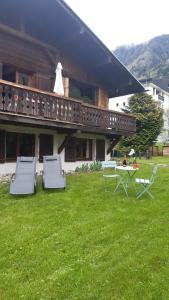 un grupo de sillas y una mesa en un patio en TellaHouse, en Chamonix-Mont-Blanc