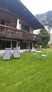 um grupo de cadeiras e uma mesa num quintal em TellaHouse em Chamonix-Mont-Blanc