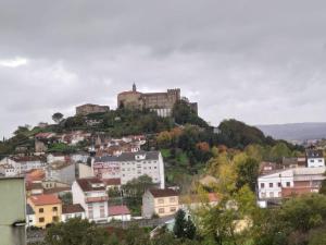 una ciudad con un castillo en la cima de una colina en Casa JRM 'Ribeira Sacra' en Monforte de Lemos