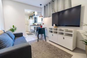 ein Wohnzimmer mit einem großen Flachbild-TV in der Unterkunft Apartamentos com internet rápida in Maceió
