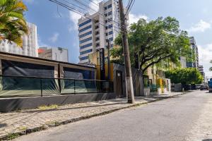 eine leere Straße in einer Stadt mit hohen Gebäuden in der Unterkunft Apartamentos com internet rápida in Maceió
