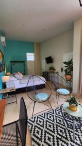 sala de estar con 2 sillas y 1 cama en BUENAVISTA AMAZON LODGE, en Tarapoto