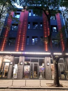 ソフィアにあるArt Hotel 158の木の前の建物