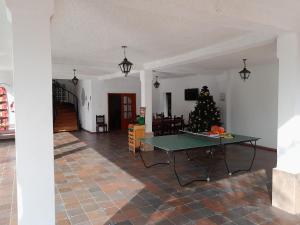un salon avec un arbre de Noël et une table dans l'établissement Quinta Maria, à Fusagasuga