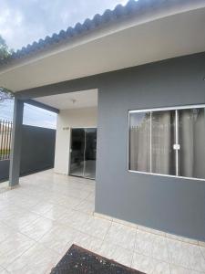 Elle offre une vue sur une maison dotée d'une terrasse. dans l'établissement Casa confortável na terra das cataratas, à Foz do Iguaçu
