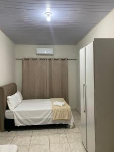 Giường trong phòng chung tại Casa confortável na terra das cataratas