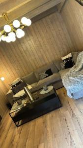 ein Wohnzimmer mit einem Sofa und einem Tisch in der Unterkunft Chalet luxueux in Châtel