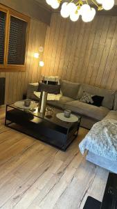 ein Wohnzimmer mit einem Sofa und einem Couchtisch in der Unterkunft Chalet luxueux in Châtel
