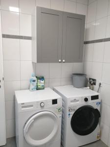 eine Waschmaschine und eine Waschmaschine im Bad in der Unterkunft Bataver in Neuss